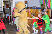 Dětský maškarní ples navštívil také velký Maxi pes Fík