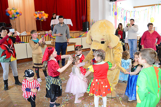 Dětský   maškarní   ples   navštívil  také  velký  Maxi  pes   Fík 22.2.2020